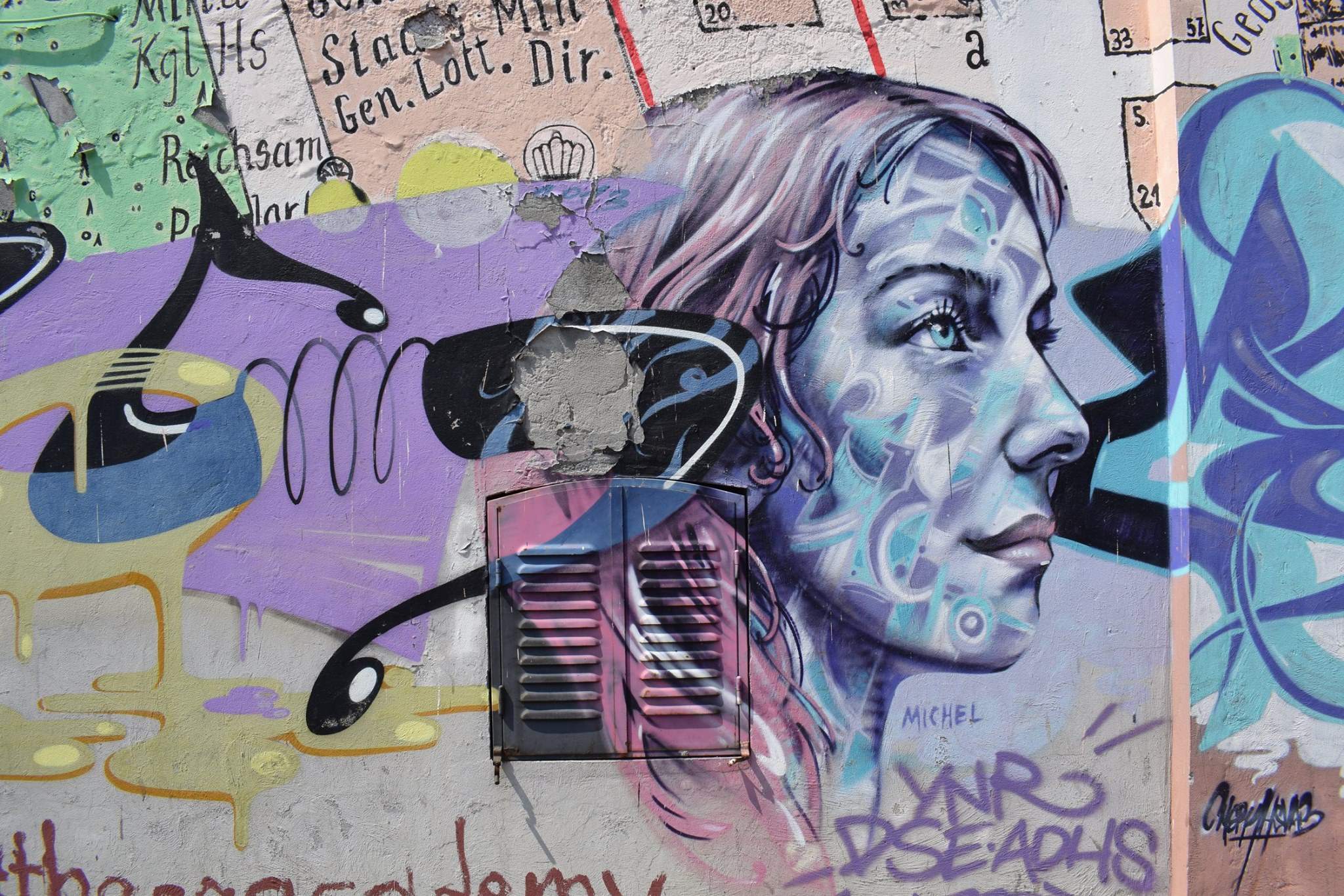 a wall with a bunch of graffiti on it.
