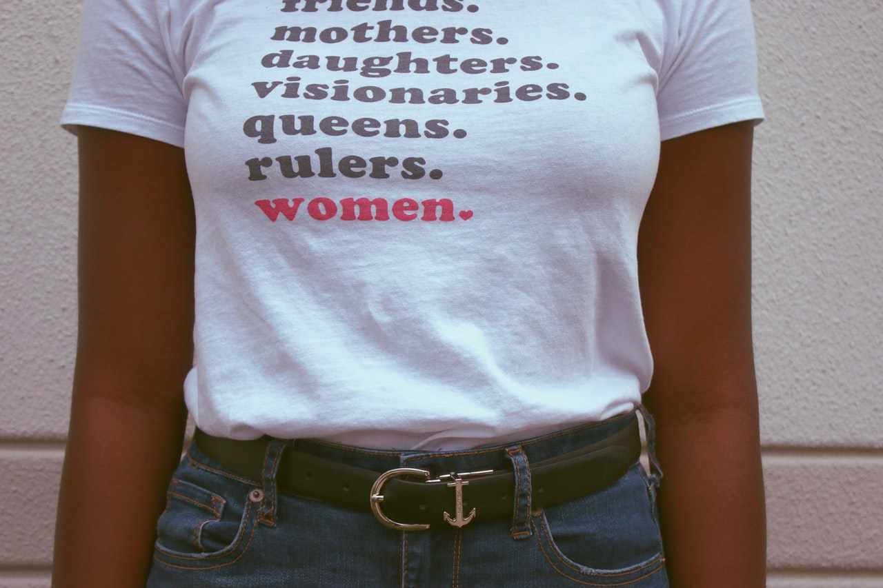 a woman wearing a t - shirt that says friends, daughters, visionaries,.