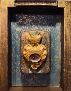 a picture of a decorative object in a wooden frame.